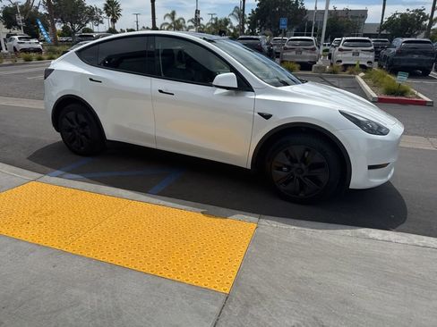 Used 2024 Tesla Model Y Long Range image 32