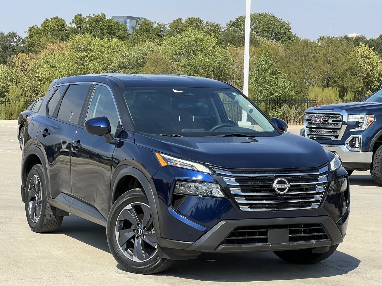 Used 2024 Nissan Rogue SV FWD image 2