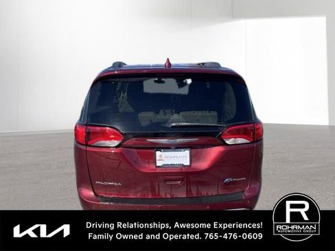 Used 2018 Chrysler Pacifica Touring-L image 5
