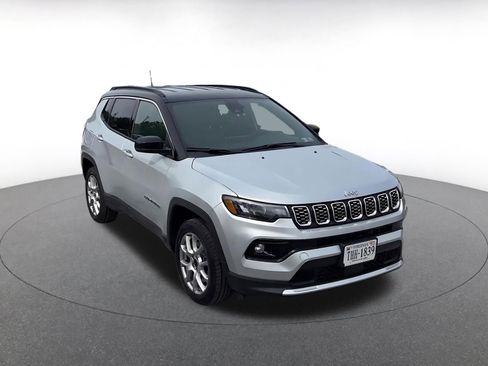 Used 2025 Jeep Compass Limited AWD/4WD image 3