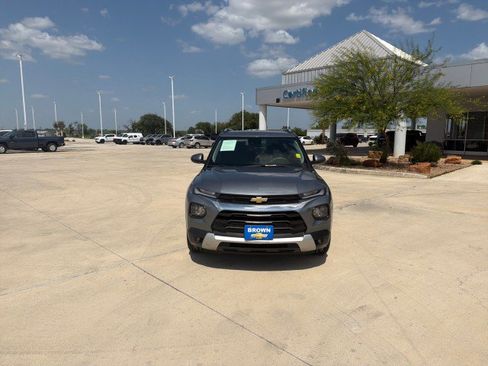 Used 2022 Chevrolet TrailBlazer LT FWD image 2