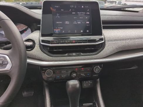 Certified 2025 Jeep Compass Latitude w/ Sun & Sound Group AWD/4WD image 9