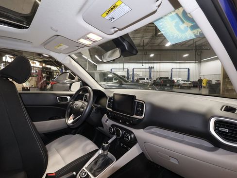 Used 2025 Hyundai Venue SEL image 27