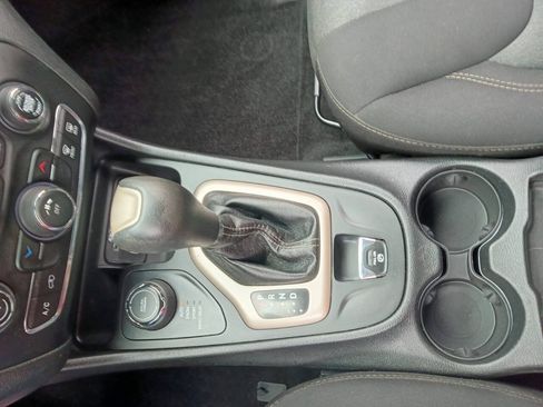 Used 2018 Jeep Cherokee Latitude w/ Cold Weather Group AWD/4WD image 18