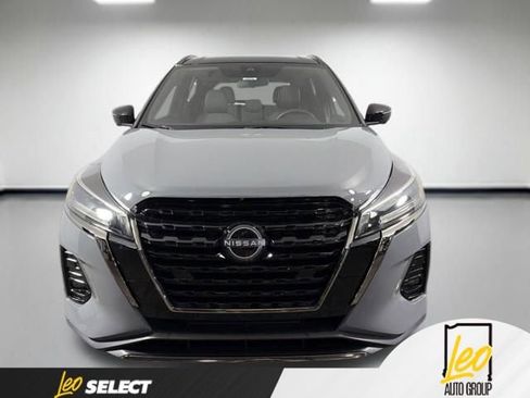 Used 2023 Nissan Kicks SR w/ SR Premium Package FWD image 2