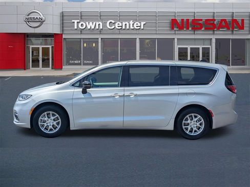 Used 2024 Chrysler Pacifica Touring-L FWD image 4