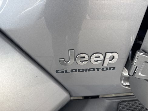 Used 2020 Jeep Gladiator Overland image 9