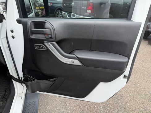 Used 2015 Jeep Wrangler Unlimited Sahara w/ Connectivity Group image 18