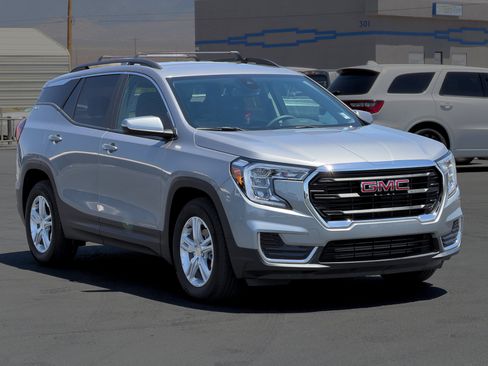 Used 2024 GMC Terrain SLE w/ Driver Convenience Package FWD image 7