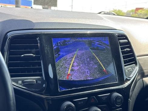Used 2019 Jeep Grand Cherokee Laredo RWD image 18