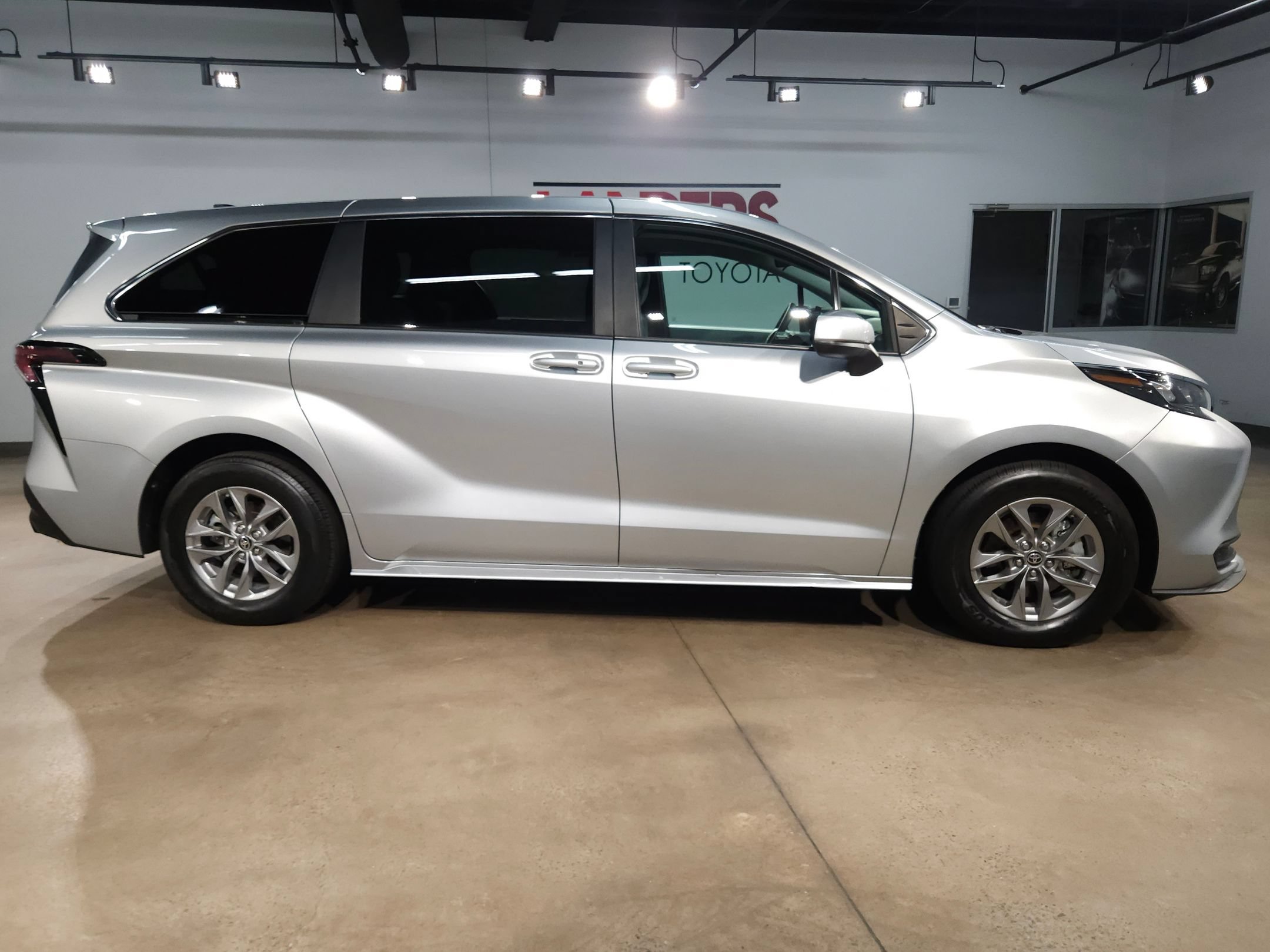 Used 2025 Toyota Sienna LE FWD image 8