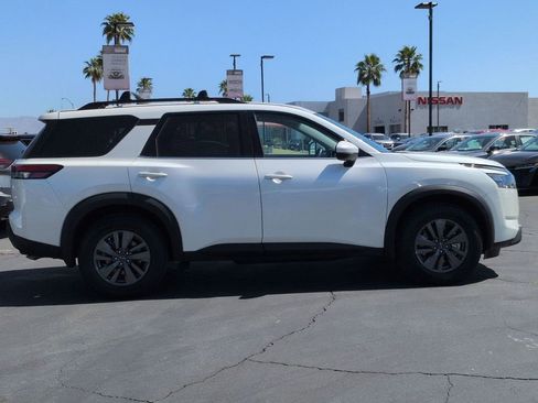Used 2024 Nissan Pathfinder SV image 5