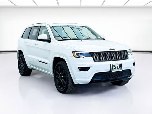 Used 2020 Jeep Grand Cherokee Altitude image 3