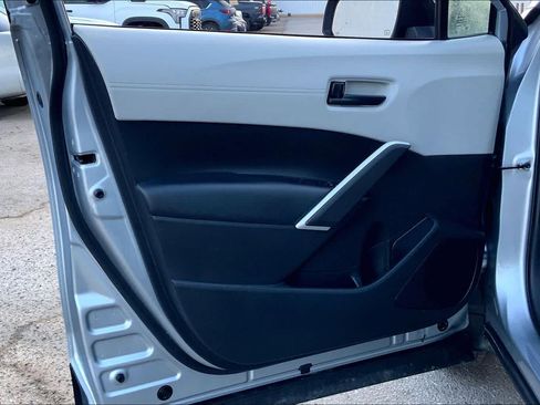 Used 2025 Toyota Corolla Cross L image 21