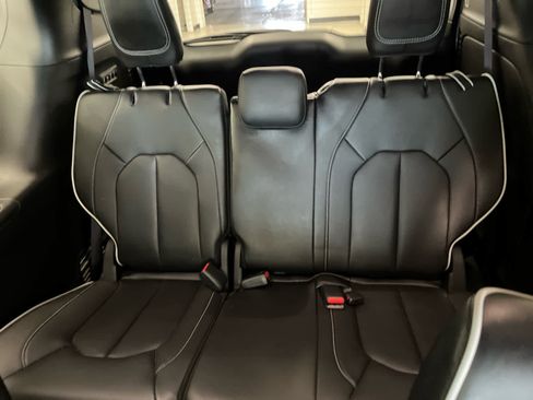 Used 2023 Chrysler Pacifica Limited w/ Uconnect Theater Family Group image 15