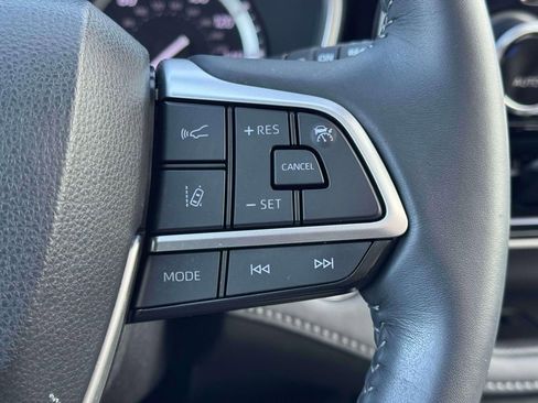 Used 2022 Toyota Highlander XLE image 23