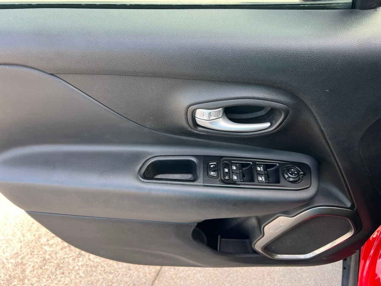Used 2023 Jeep Renegade Latitude AWD/4WD image 11