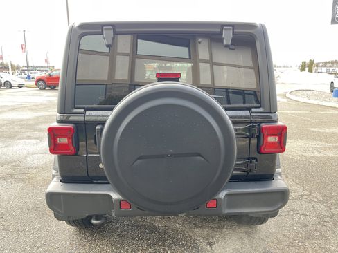 Used 2018 Jeep Wrangler Unlimited Sahara w/ Uconnect 4C Nav & Sound Group AWD/4WD image 4