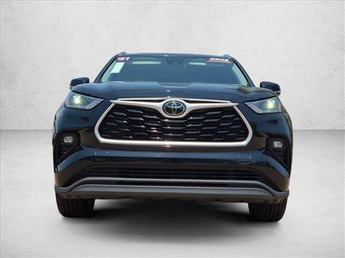 Used 2021 Toyota Highlander XLE AWD/4WD image 2