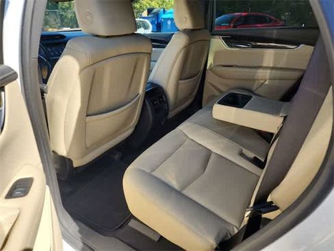 Used 2017 Cadillac XT5 FWD image 16