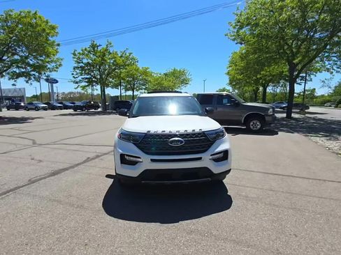 Used 2023 Ford Explorer XLT w/ Equipment Group 202A AWD/4WD image 4
