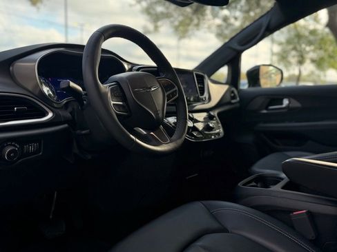Used 2025 Chrysler Pacifica Select image 23