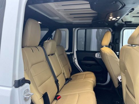 Used 2019 Jeep Wrangler Unlimited Sahara w/ Safety Group AWD/4WD image 17