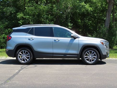Used 2024 GMC Terrain SLT w/ Infotainment Package II AWD/4WD image 2