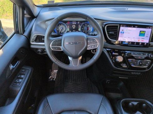 Used 2025 Chrysler Pacifica Select FWD image 15