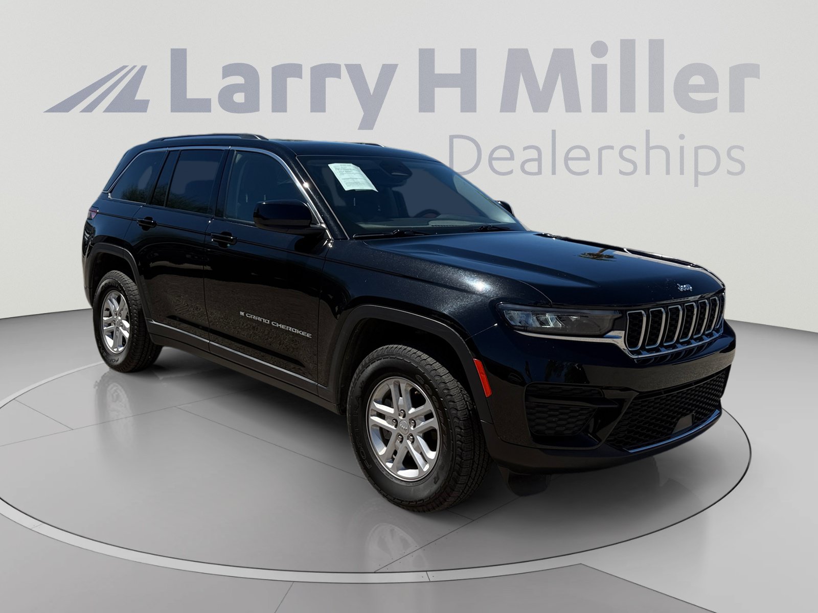 Used 2023 Jeep Grand Cherokee Laredo w/ Trailer Tow Prep Group (B) AWD/4WD image 7