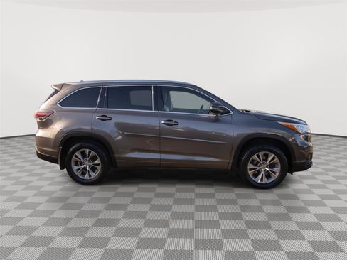 Used 2015 Toyota Highlander XLE image 25