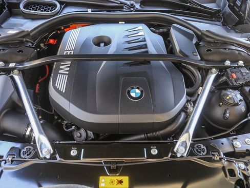 Used 2025 BMW 750e xDrive w/ Premium Package AWD/4WD image 23