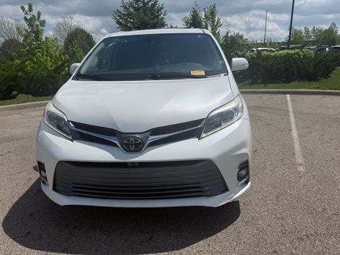 Used 2019 Toyota Sienna Limited Premium AWD/4WD image 2
