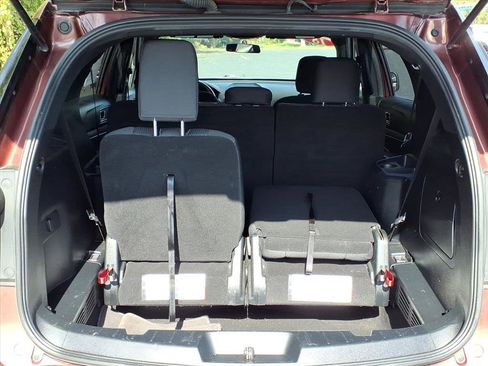 Used 2018 Ford Explorer XLT image 16