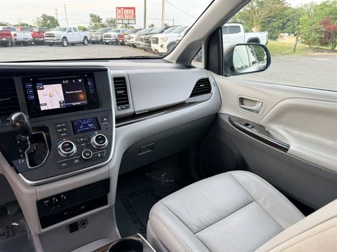 Used 2015 Toyota Sienna XLE Premium FWD image 29
