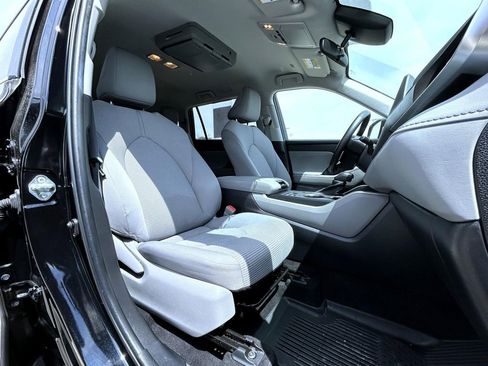 Used 2023 Toyota Highlander LE image 14