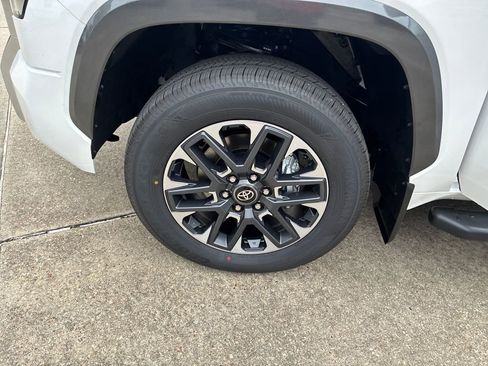 New 2026 Toyota Tundra Limited AWD/4WD image 34