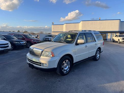 Used 2005 Lincoln Navigator 2WD image 1