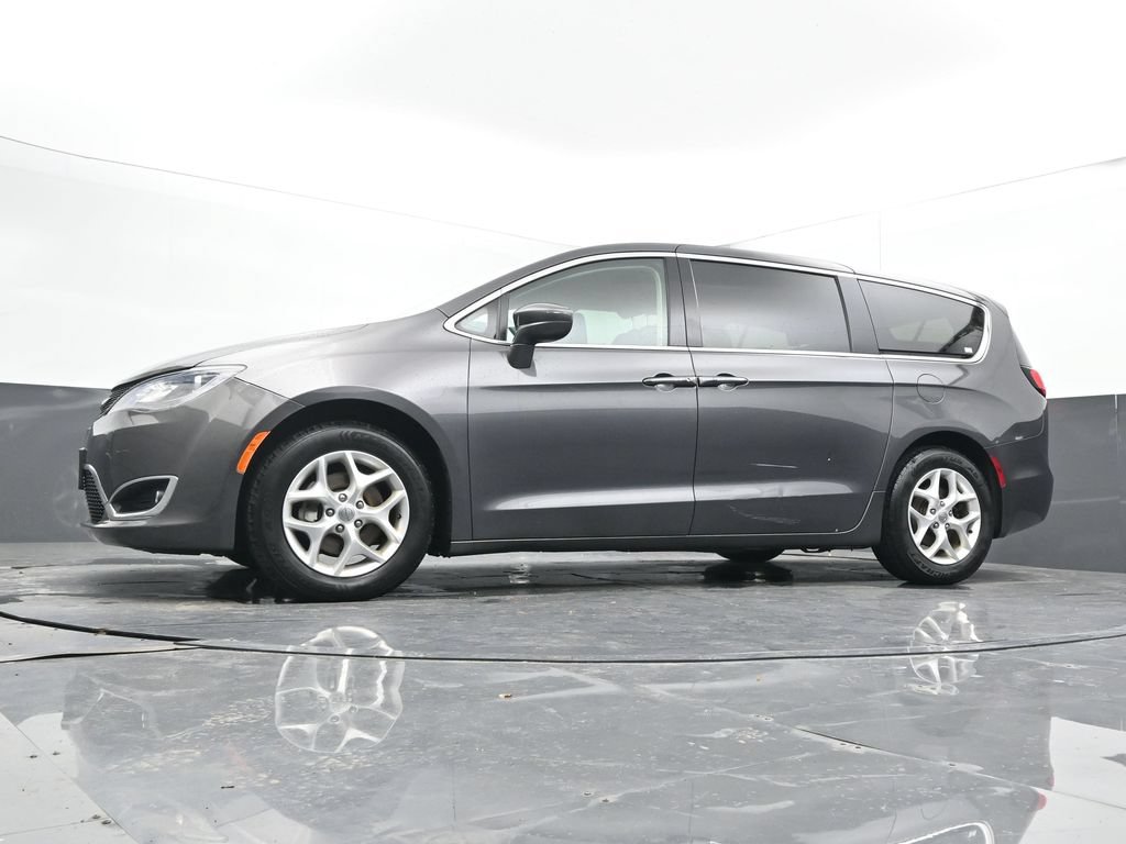 Used 2018 Chrysler Pacifica Touring Plus w/ Tire & Wheel Group FWD image 27