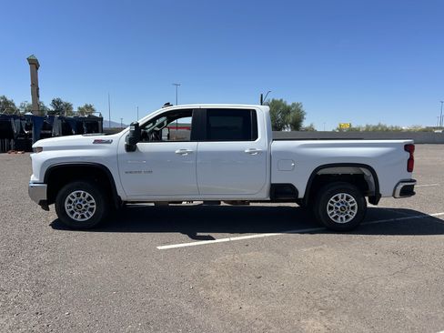Used 2024 Chevrolet Silverado 2500 LT w/ Convenience Package AWD/4WD image 2
