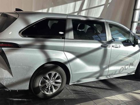Used 2023 Toyota Sienna LE image 6