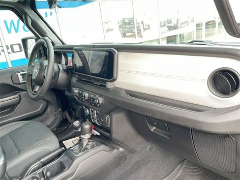 Used 2024 Jeep Gladiator Sport image 27