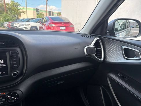 Used 2025 Kia Soul LX w/ LX Technology Package FWD image 33
