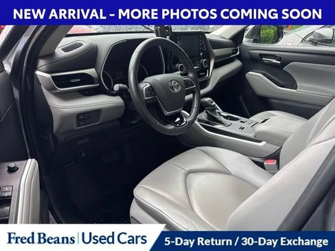 Used 2021 Toyota Highlander XLE AWD/4WD image 3