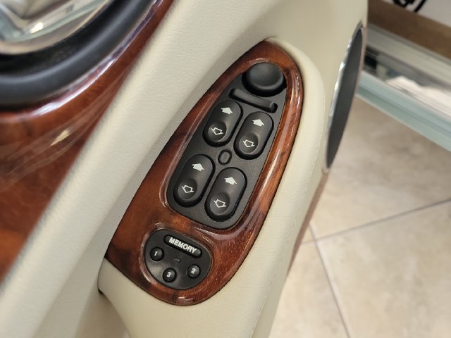 Used 2000 Jaguar XJ8 RWD image 20