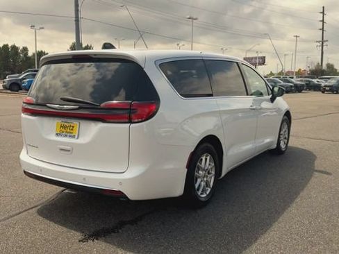 Used 2024 Chrysler Pacifica Touring-L FWD image 8