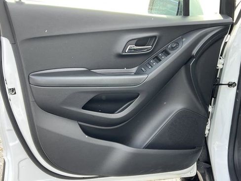 Used 2022 Chevrolet Trax LT w/ LT Convenience Package image 15