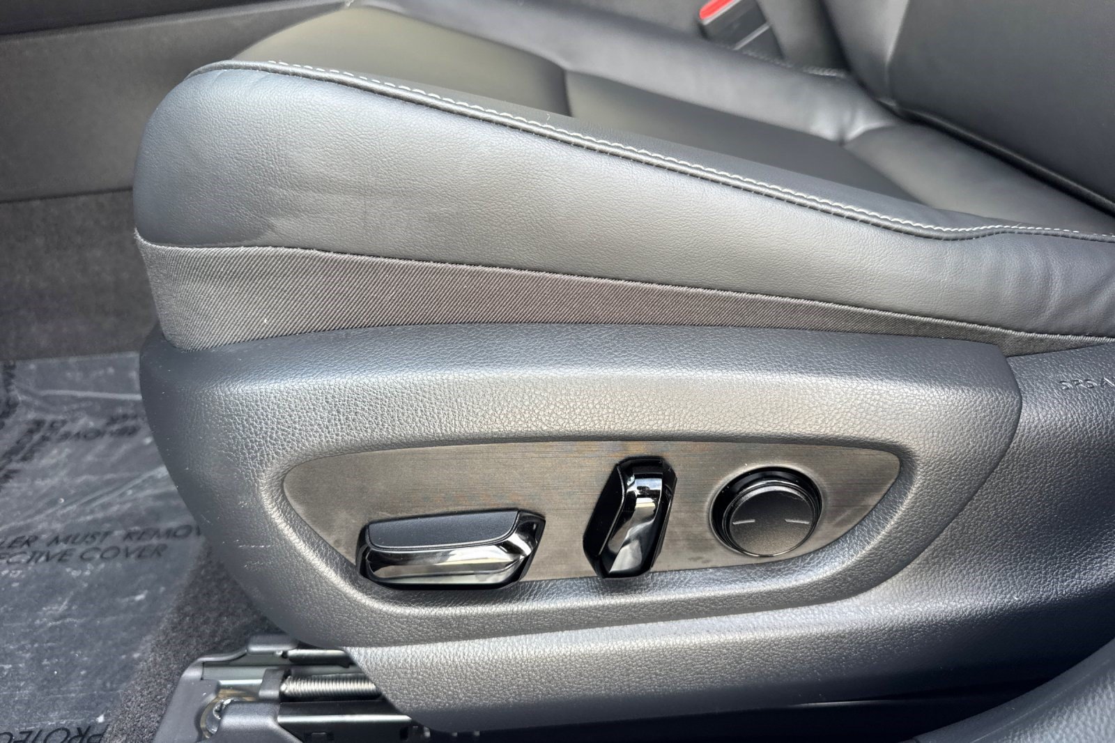 Used 2025 Lexus UX 300h FWD w/ Accessory Package (Z2) image 14