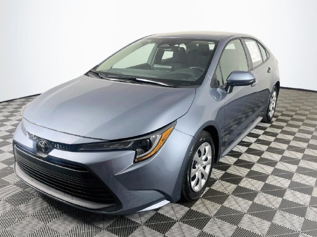 Used 2025 Toyota Corolla LE w/ Convenience Package FWD image 4