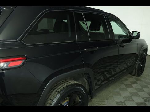 Used 2023 Jeep Grand Cherokee Limited w/ Black Appearance Package image 17